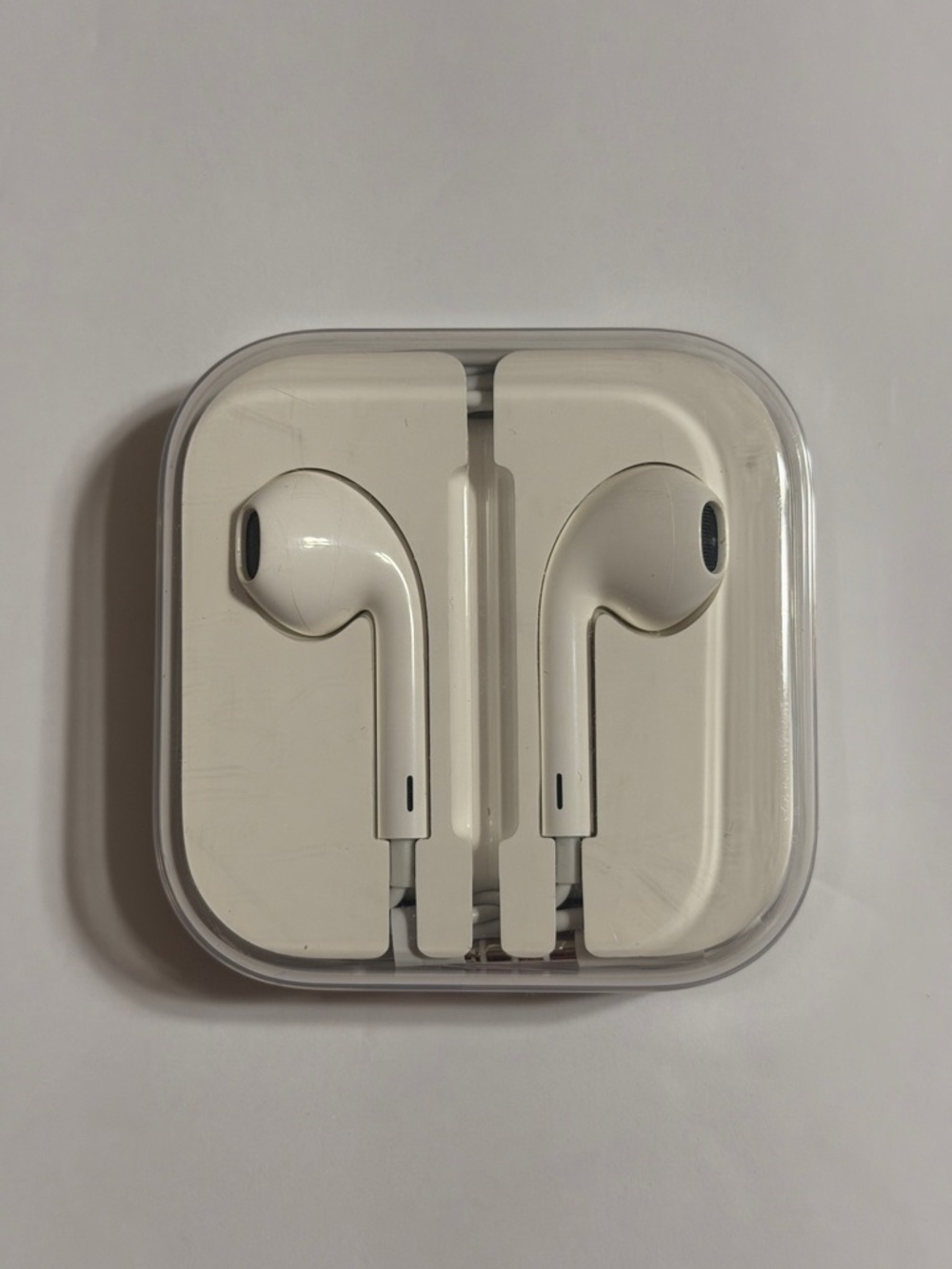 Apple. EarPods with 3.5mm headphone plug